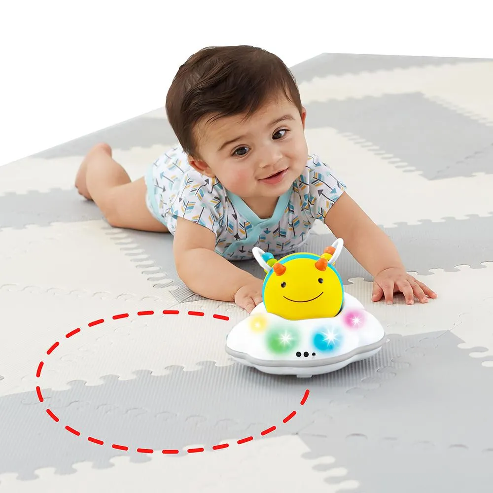 Skip*Hop - Explore & More Follow Bee Crawl Toy