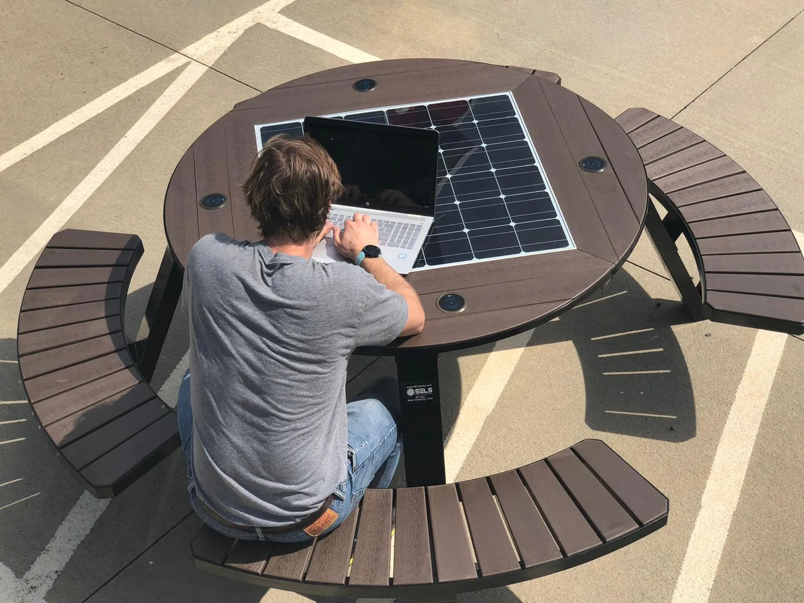 ST1020 SOLAR CHARGING AND CONNECTIVITY PICNIC TABLE